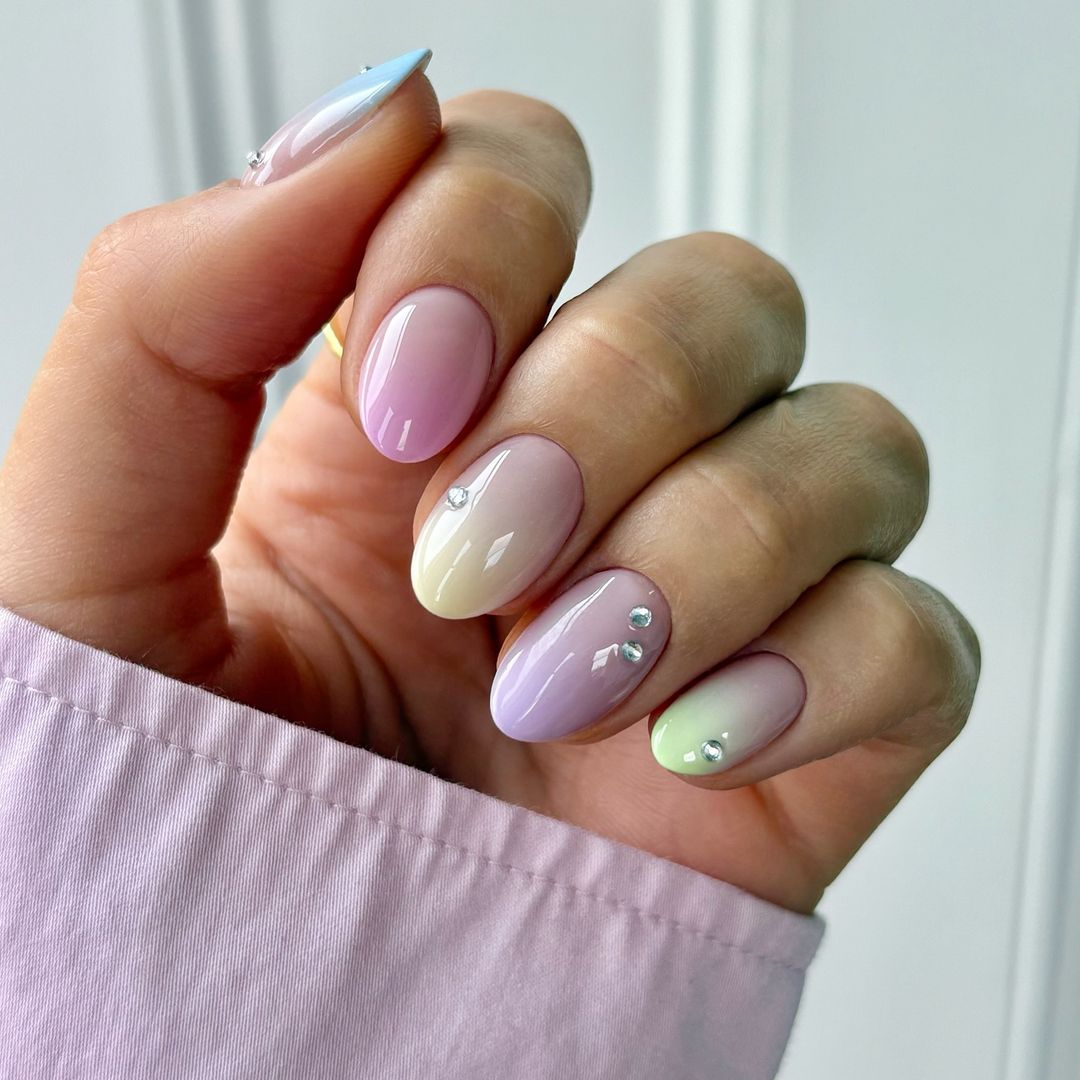 Manicura difuminada en rosa, lila y amarillo