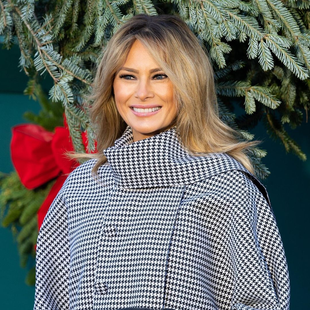 Con un look espectacular, Melania Trump recibe su último árbol de Navidad en la Casa Blanca