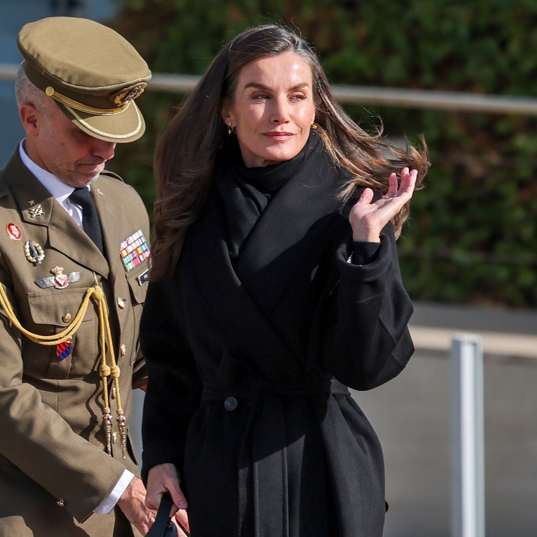 El bolso que podría ser un 'Birkin' y siempre acompaña a la reina Letizia en sus viajes en avión