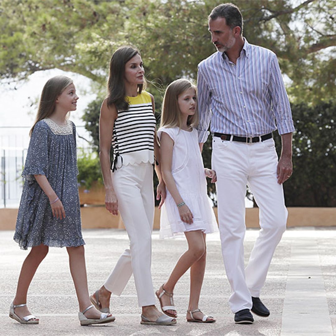Los Reyes y sus hijas inauguran el verano con el tradicional posado en el Palacio de Marivent