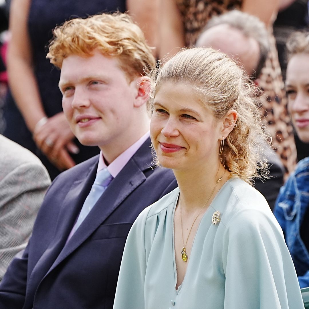 Lady Louise Windsor, acompañada por su novio para recibir un honor de manos de su padre, el príncipe Eduardo, tras su graduación