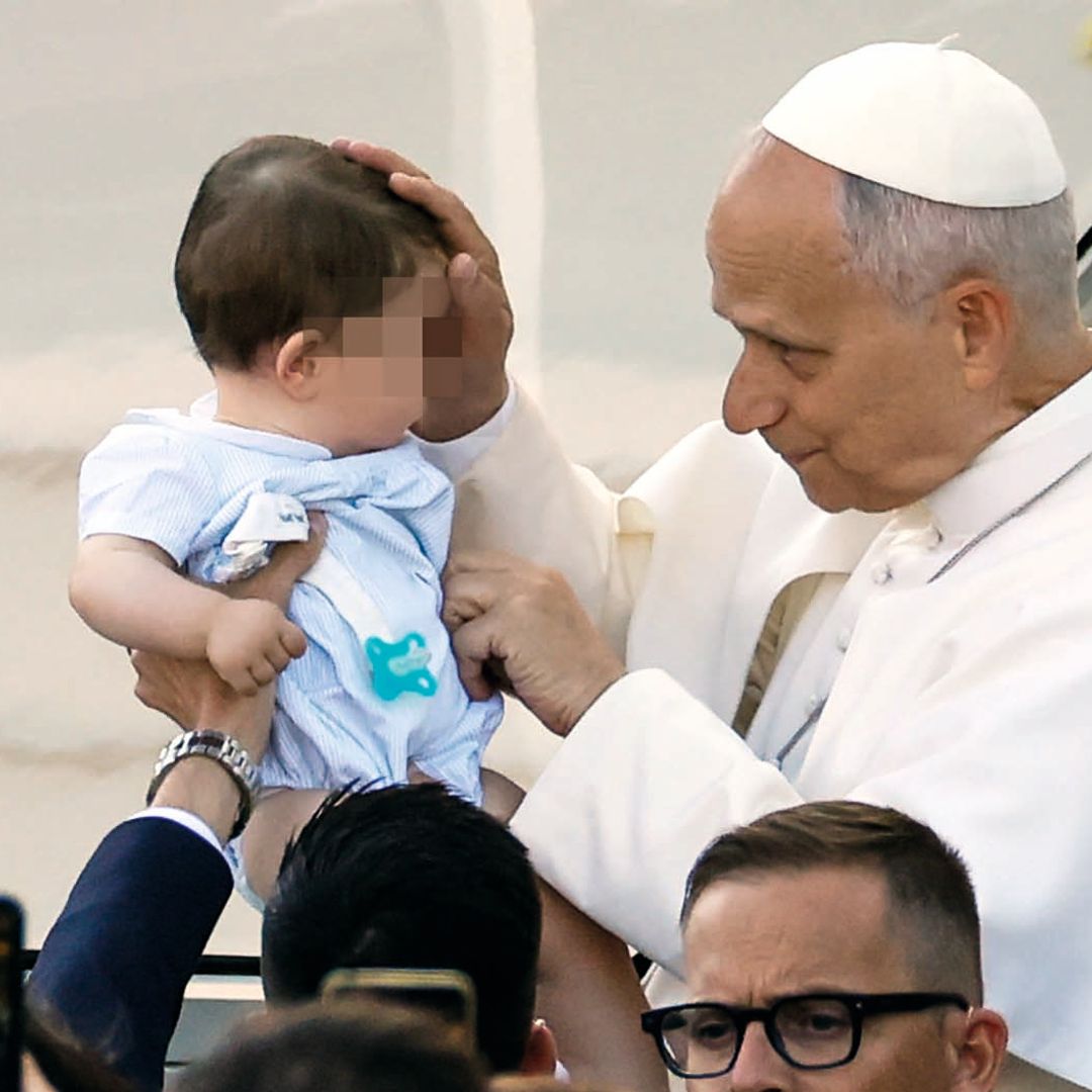 León XIV dando la bendición a un bebé