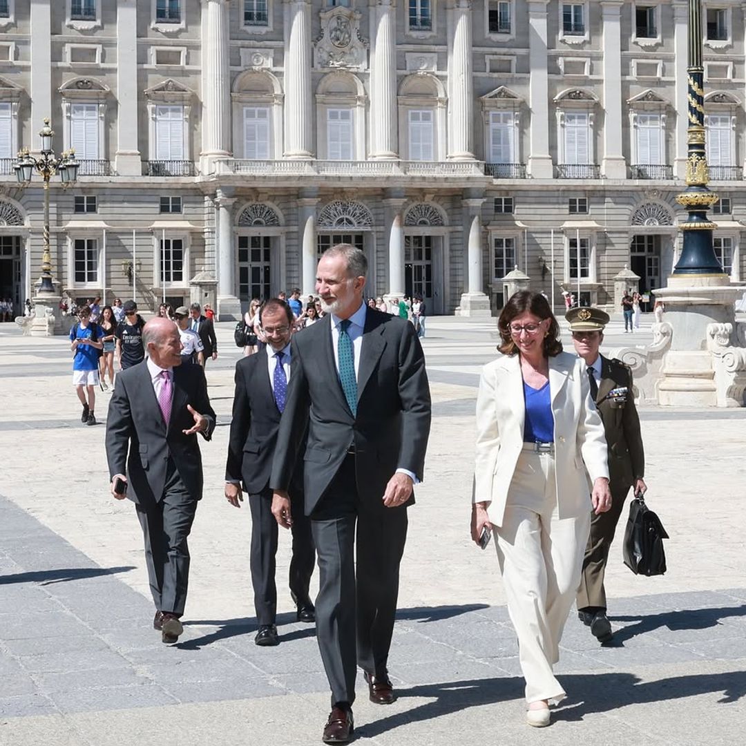 Las insólitas imágenes del rey Felipe VI saliendo del Palacio Real de Madrid como un turista más