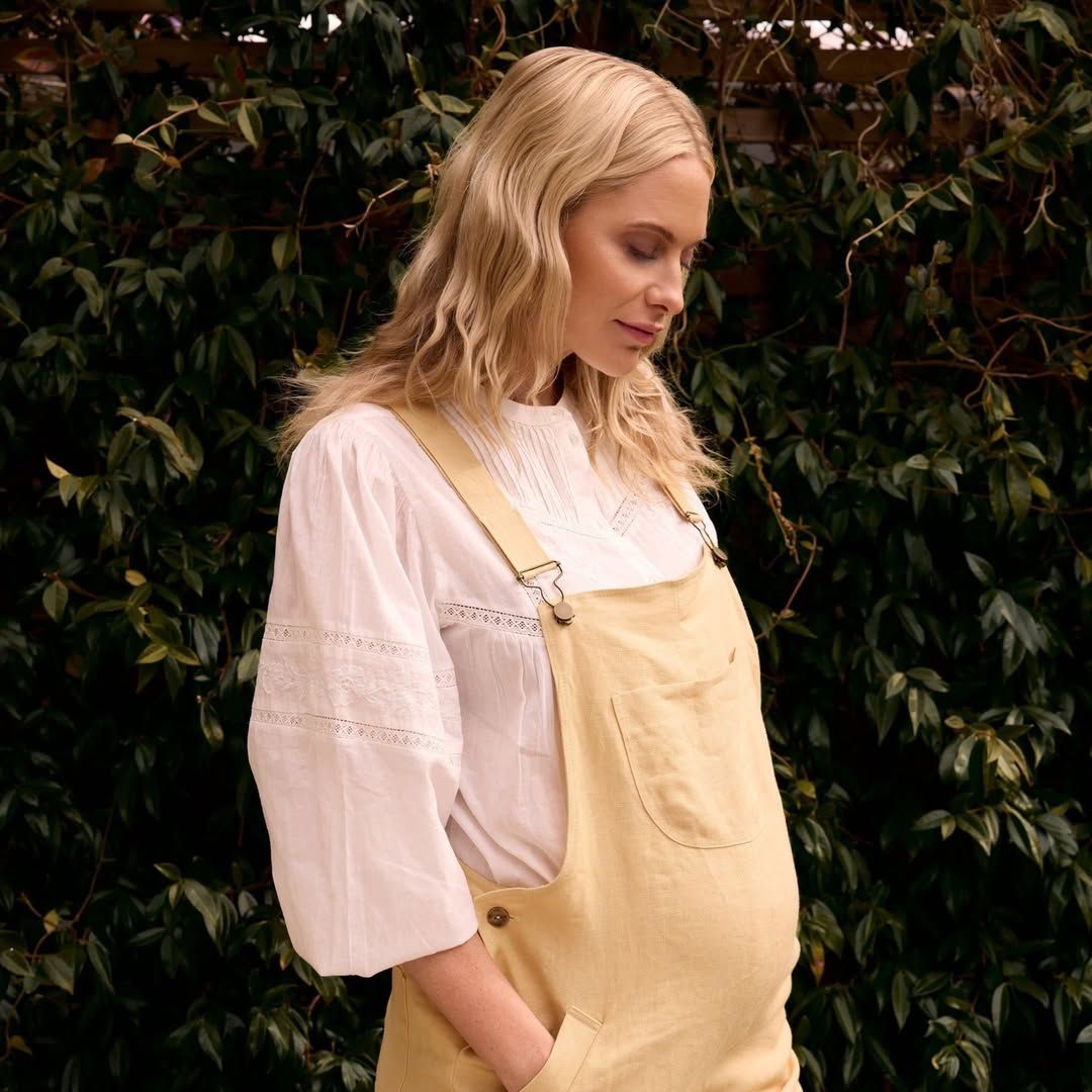 La primera y tierna foto de Poppy Delevingne con su hija en brazos durante su encantador viaje a Francia
