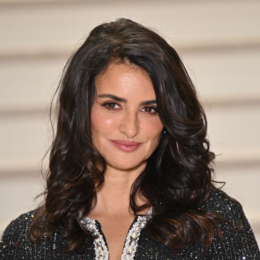 Penélope Cruz deslumbra con un icónico traje de 'tweed' entre las invitadas al desfile de Alta Costura de Chanel