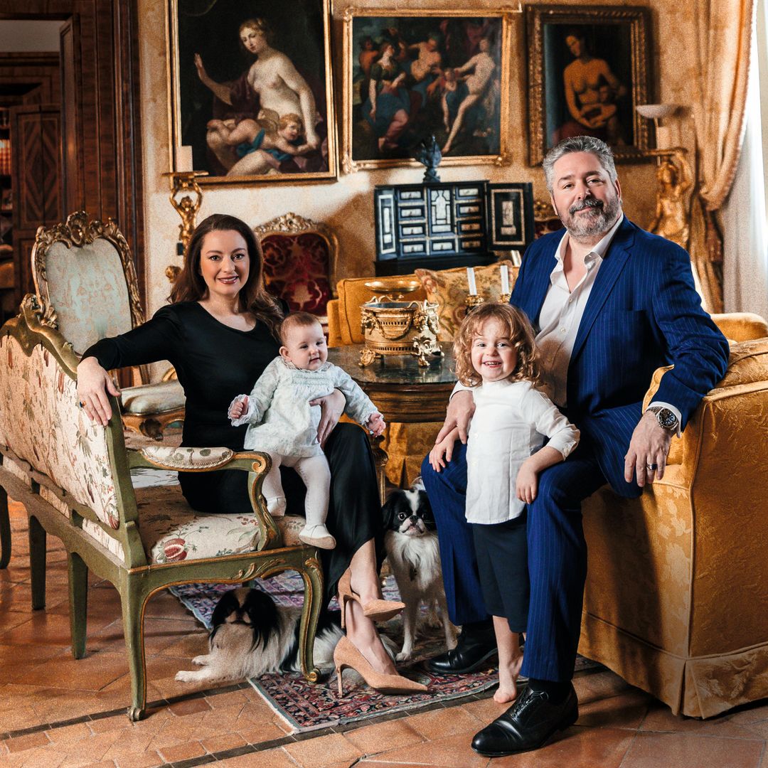HOLA + El Gran Duque Jorge Románov de Rusia heredero de una dinastía de leyenda, nos recibe con su mujer, Victoria, y sus hijos, en su histórico “palazzo” del siglo XVI, en Roma