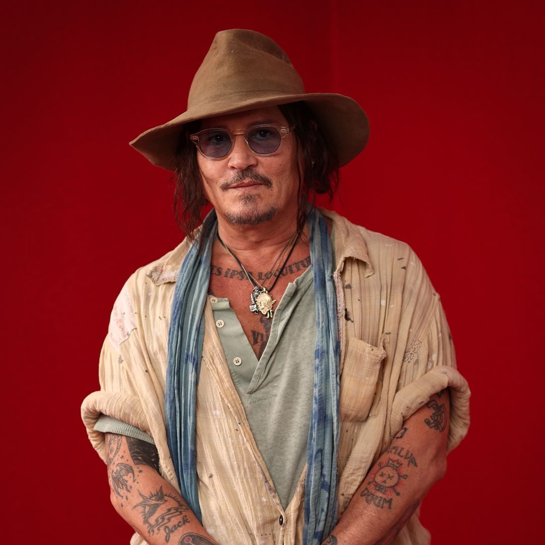 Johnny Depp, irreconocible en su nueva faceta de 'zorro plateado': así es su impactante transformación