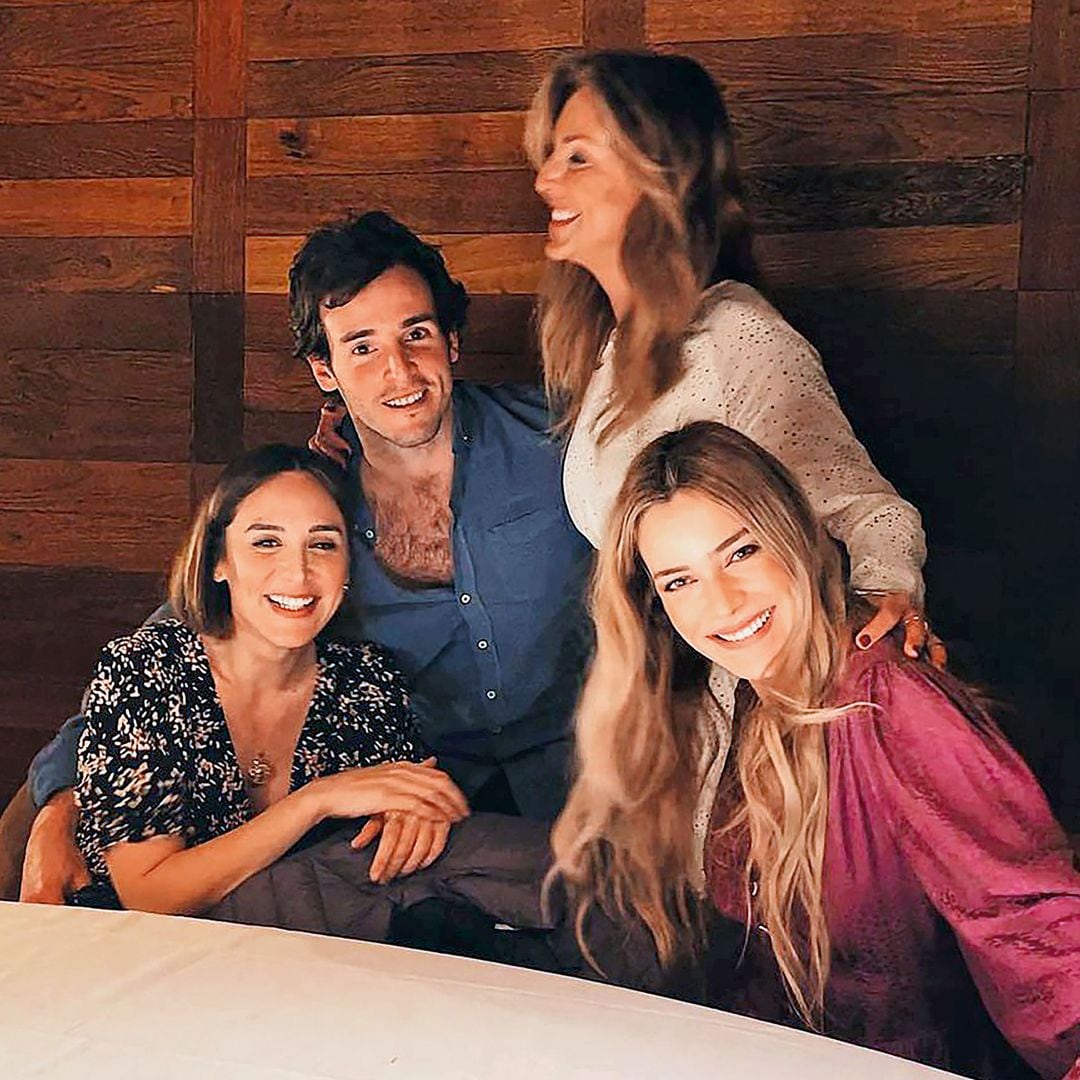 Alejandra con su madre, Carolina Molas; su hermano, y Tamara Falcó