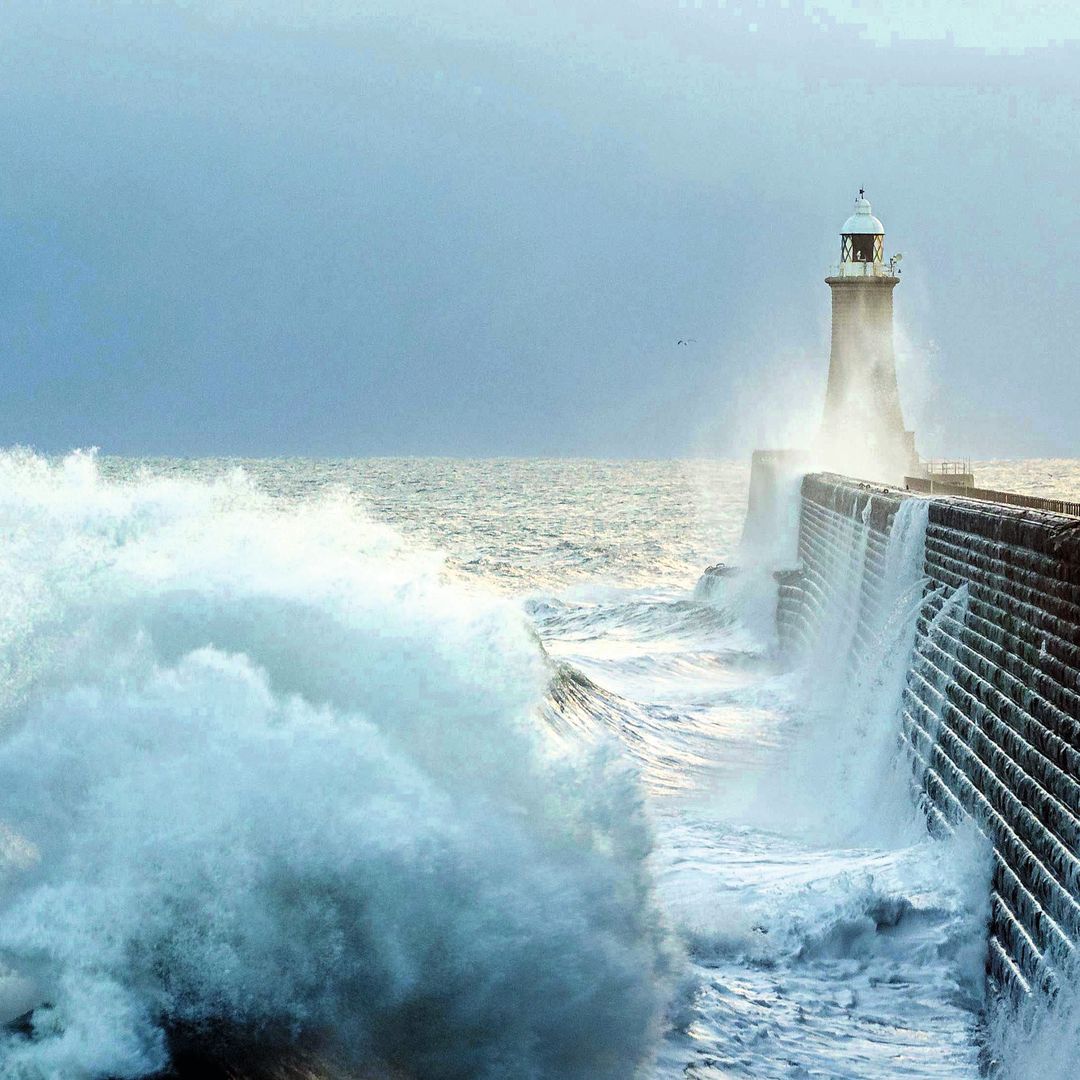 Agujeros acuáticos y faros solitarios: el mar nos ofrece muchas historias