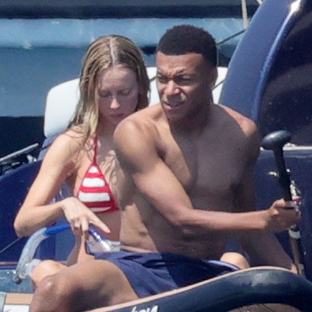 Ester Expósito y Kylian Mbappé, entre besos y abrazos, presumen sus cuerpazos de verano en Cerdeña