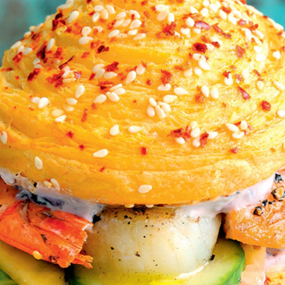 Hamburguesa hojaldrada de mariscos con mayonesa de arándanos