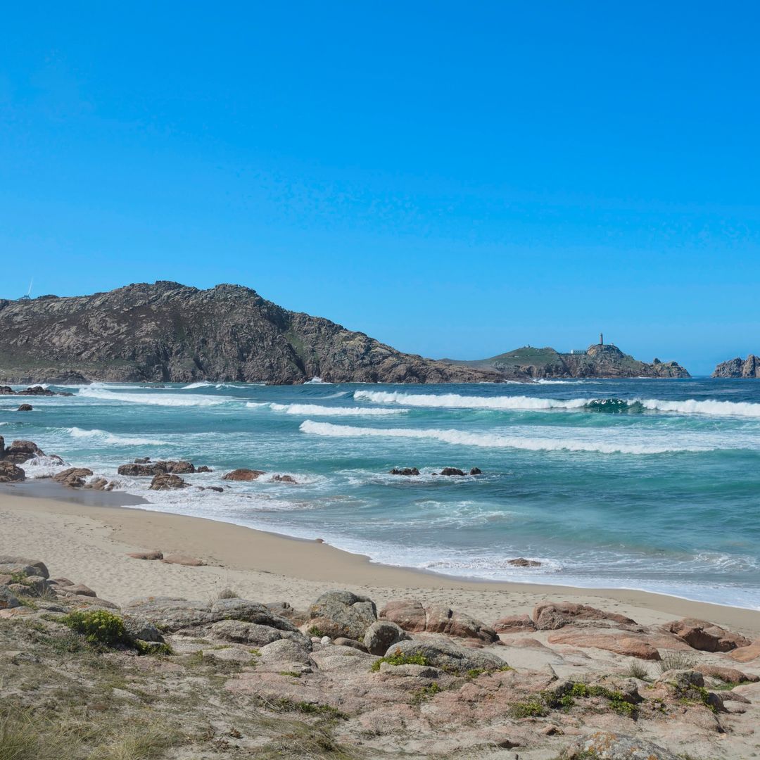 Faro de Cabo Vilan y playa de Reira en Camariñas, Galicia