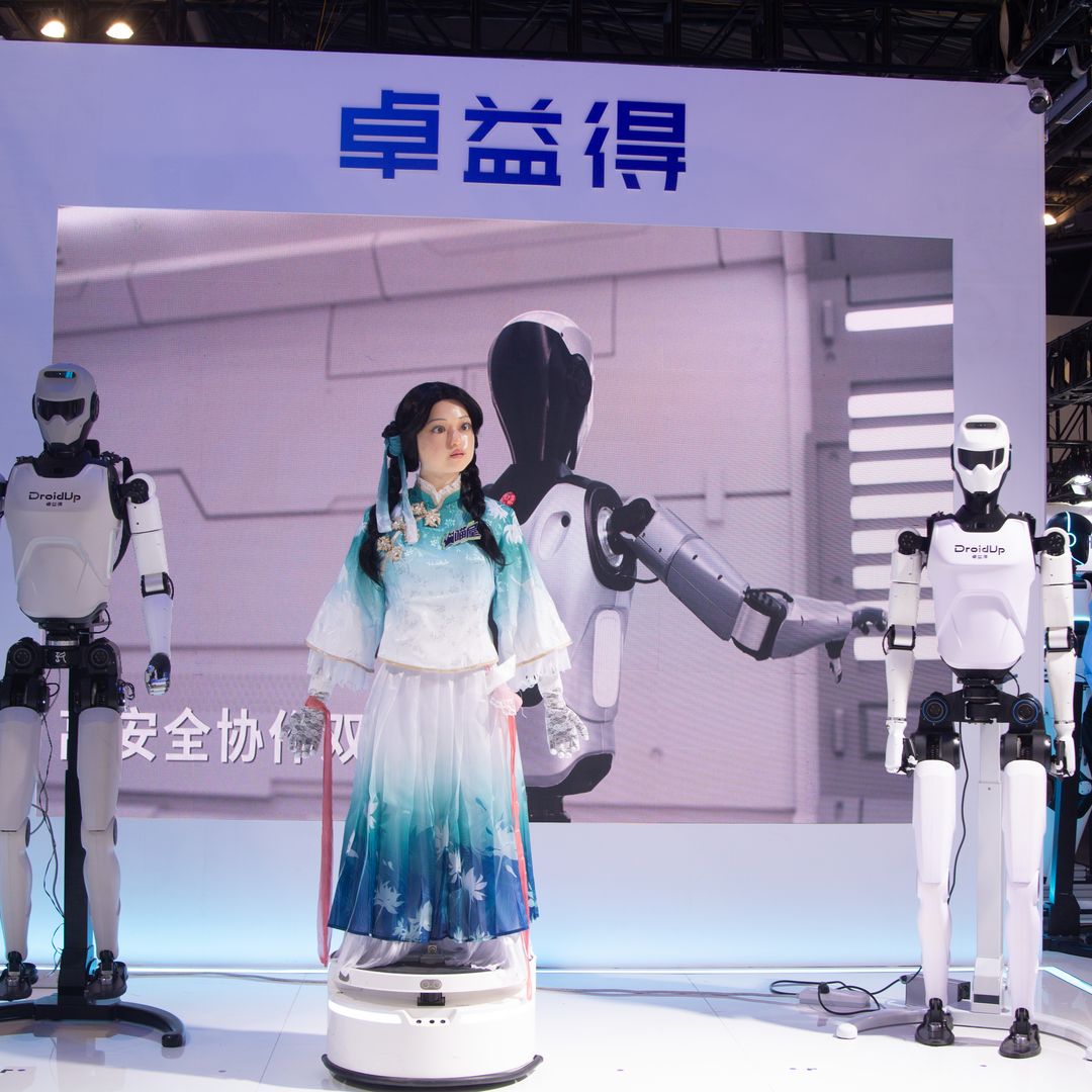 Inquietante y real: el robot de IA que sonríe, camina y mantiene contacto visual