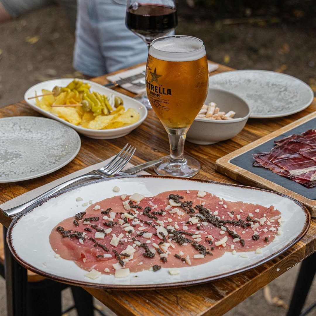Carpaccio y cerveza en El Olivar de Castillejo Madrid