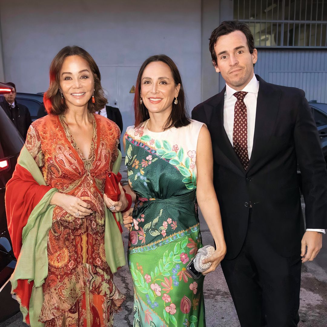 Isabel Preysler, deslumbrante, con un vaporoso diseño de gasa en tonos coral y terracota. A su lado, Tamara Falcó, con un vestido de seda verde, e Íñigo Onieva, con un traje clásico.