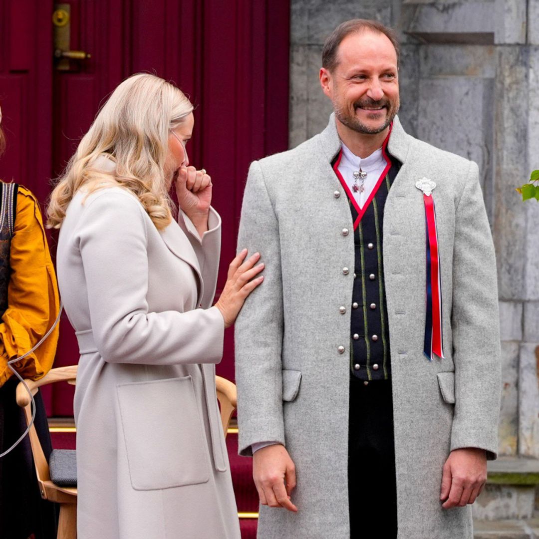 La imagen más frágil de la princesa Mette‑Marit en el Día Nacional: oxígeno, pausas y un fuerte episodio de tos