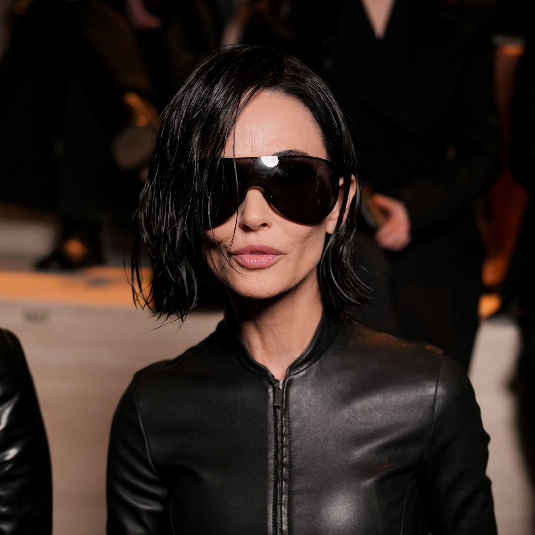 Demi Moore revive la estética 'Matrix' con un cambio de 'look' impactante en Milán