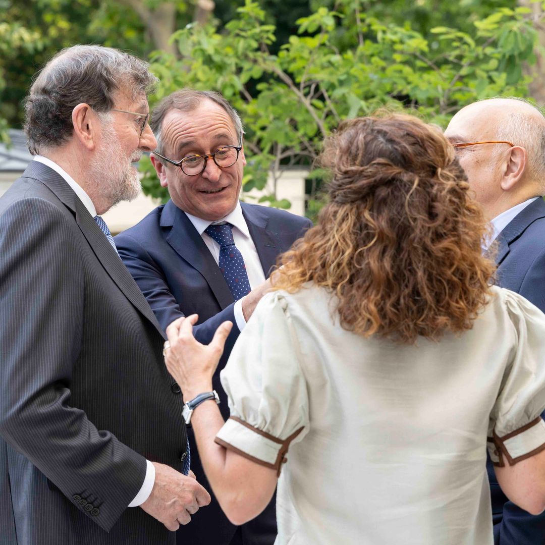 Mariano Rajoy conversando con el exministro Alfonso Alonso y otros invitados