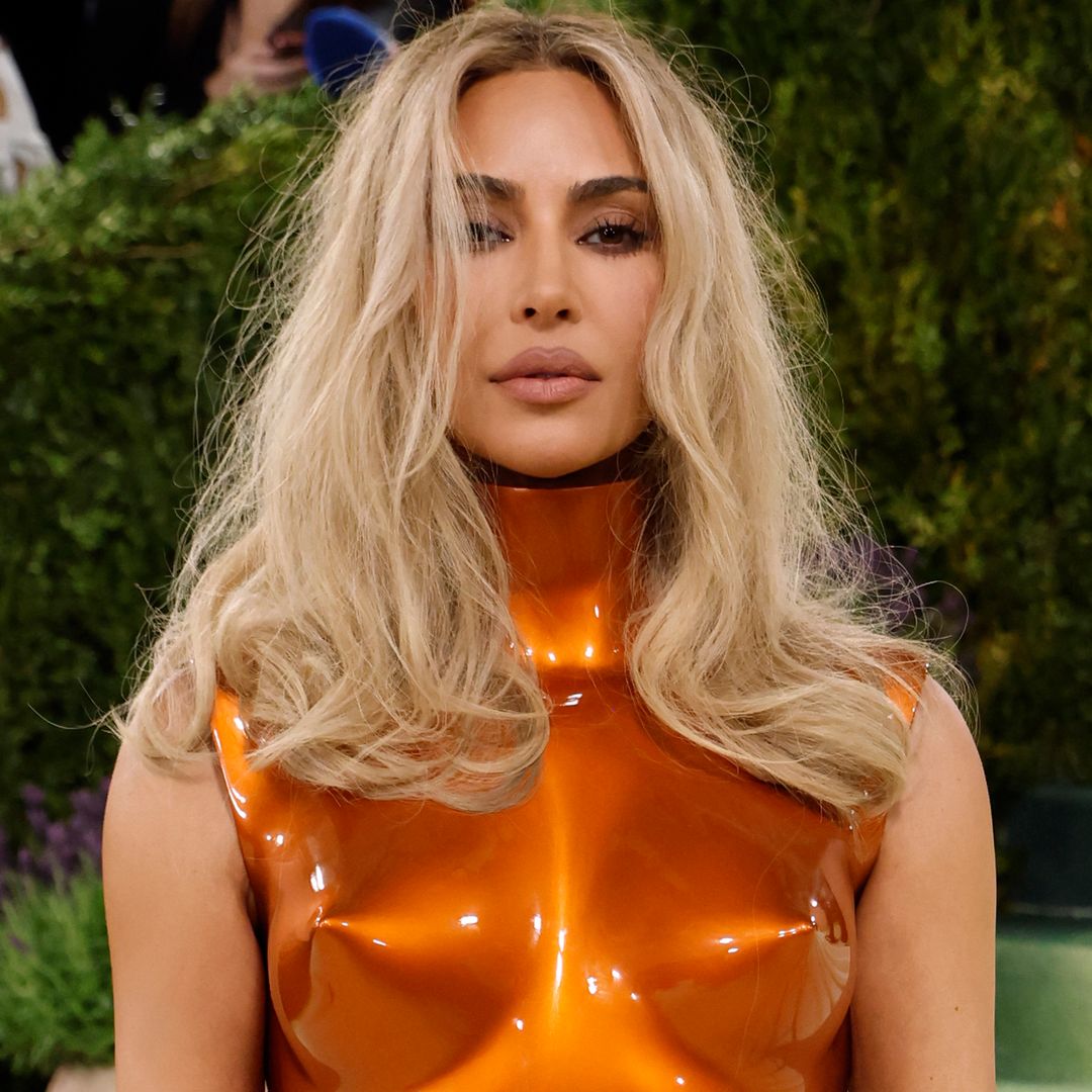 Kim Kardashian vuelve a inspirarse en Marilyn Monroe con un impactante rubio platinado