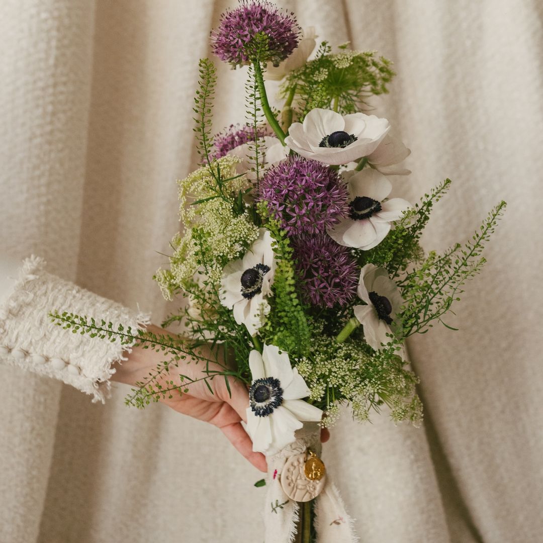 Ramos de novia con flores moradas, el fenómeno al que recurren las novias que más saben de moda