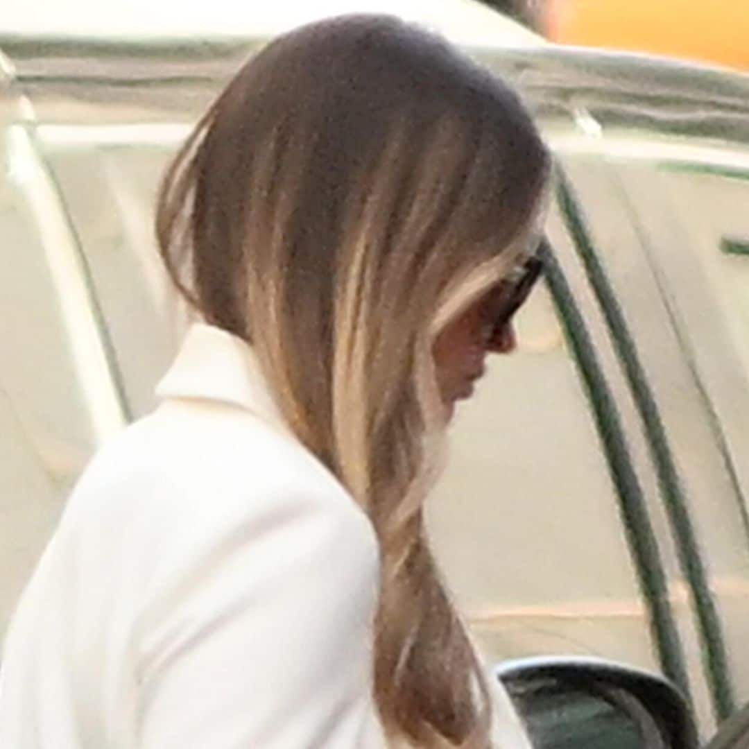Melania Trump reaparece para apoyar a su esposo durante el momento más difícil