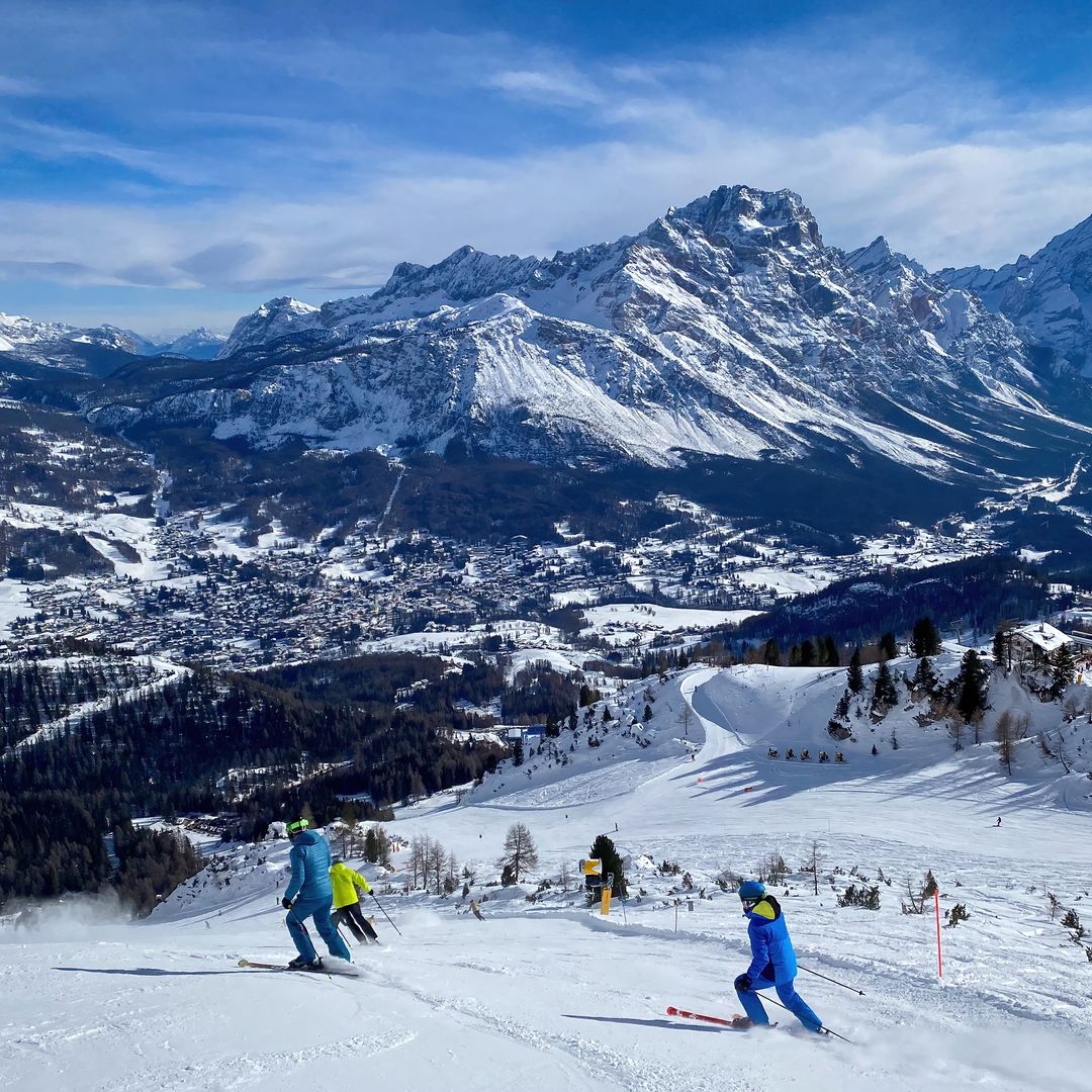 Esquiadores en Cortina d'Ampezzo,Dolomitas, Italia
