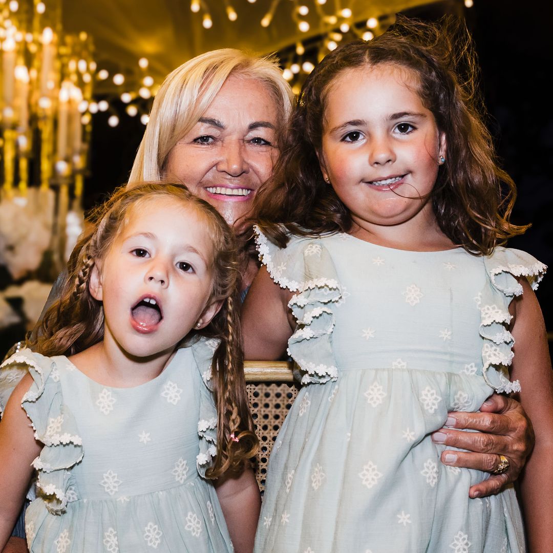 La hermana mayor de Míchel, Pili, con sus nietas, Nahia y Adriana