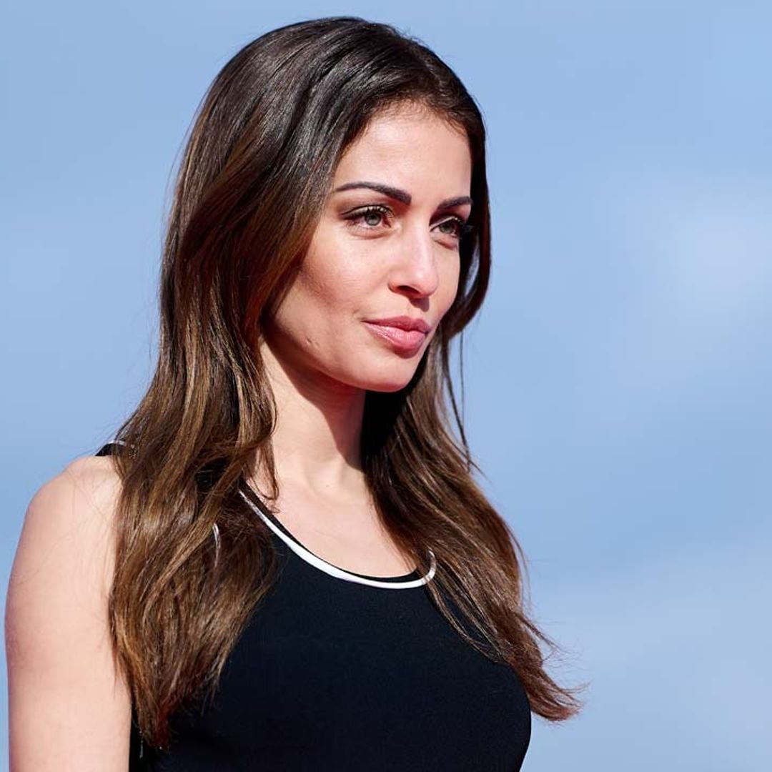Hiba Abouk llega al Festival de Málaga con el combo infalible de primavera: 'little black dress' y zapatillas