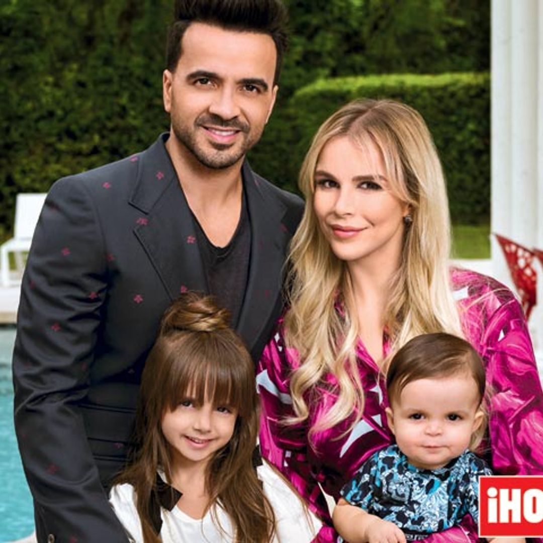 En ¡HOLA!, Luis Fonsi posa por primera vez con su familia en su casa de Miami