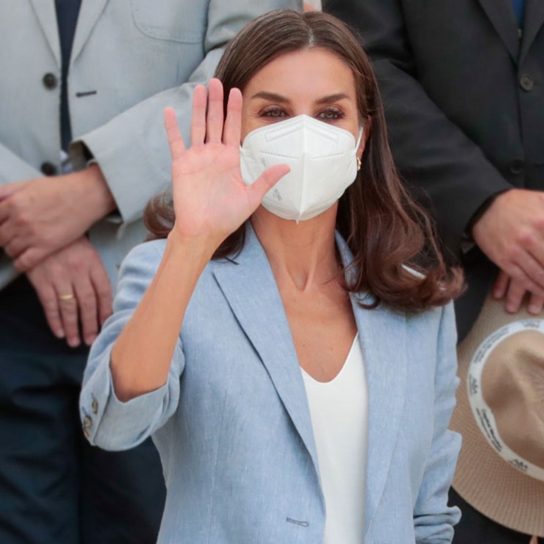 La reina Letizia reaparece en público, con mascarilla, una semana después de su positivo en covid