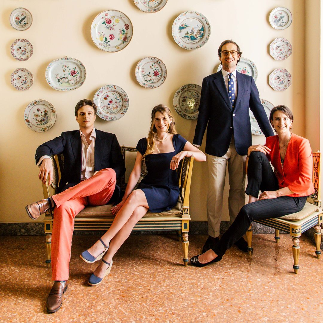 Clemente, sobrino de Benedetta, junto a su pareja, Sofía, y al lado, Clio, también sobrina de Benedetta, con su marido, Tomaso
