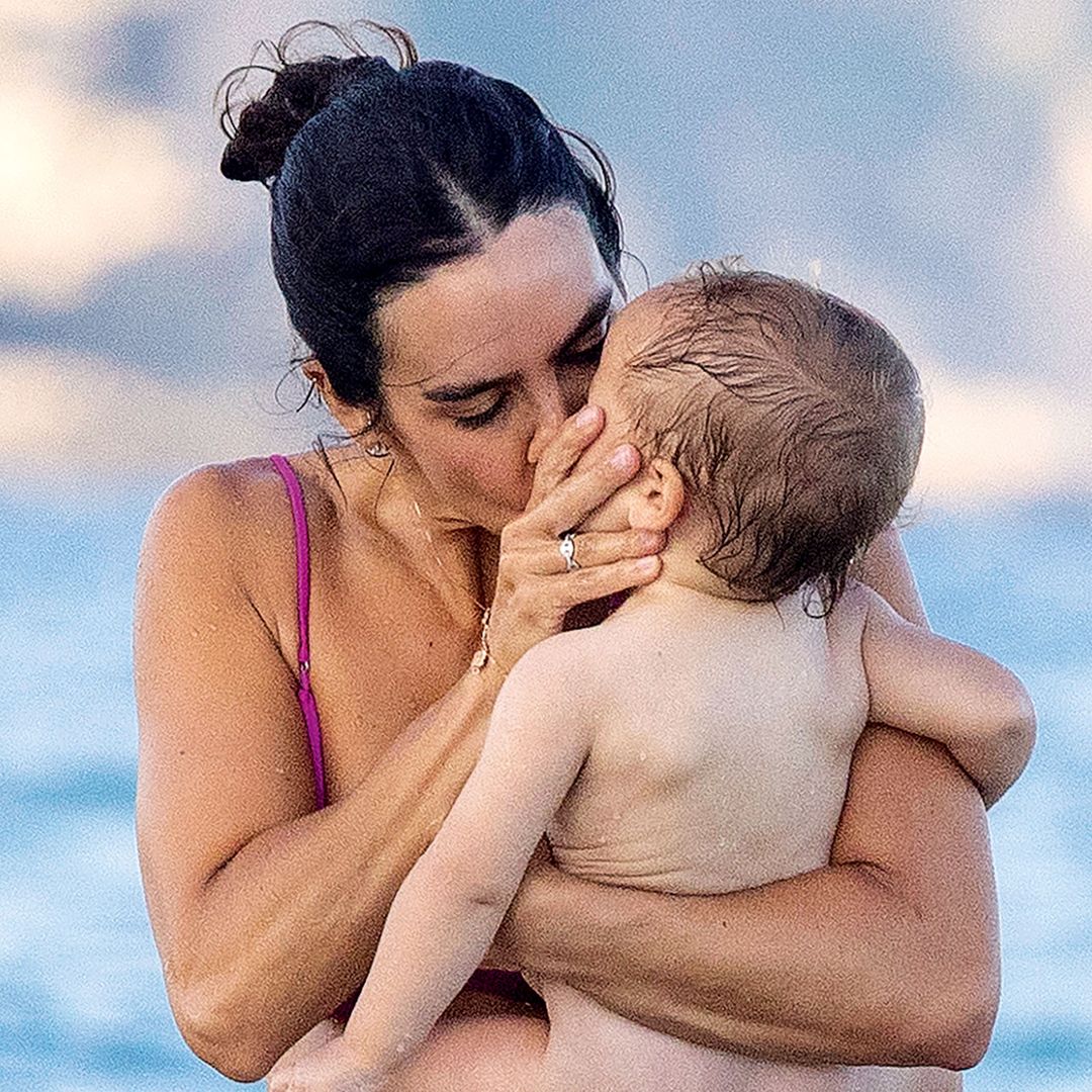 Cristina Pedroche en el agua con su hijo