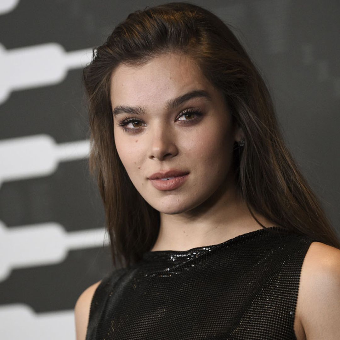 No te imaginas el número de abdominales que hace Hailee Steinfeld para presumir de vientre plano