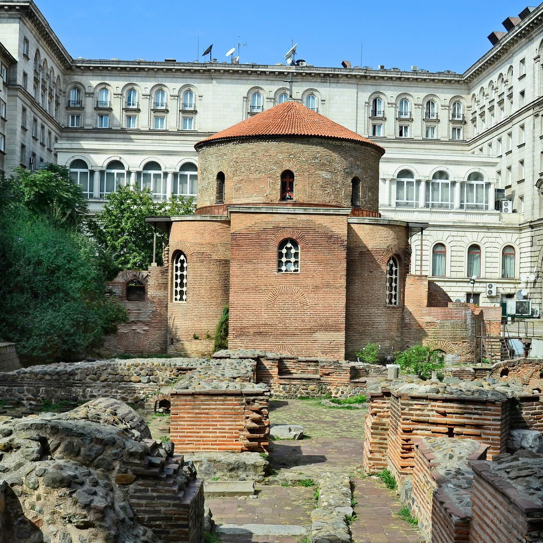 Iglesia de Sveti Georgi, del siglo IV, semioculta en el patio interior del impetuoso Hotel Balkan de Sofía, Bulgaria