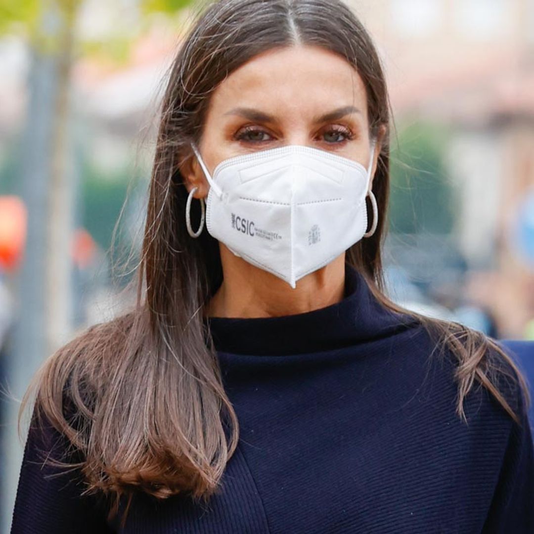 La Reina actualiza su vestido de punto con el que consigue presumir de 'cintura de avispa'