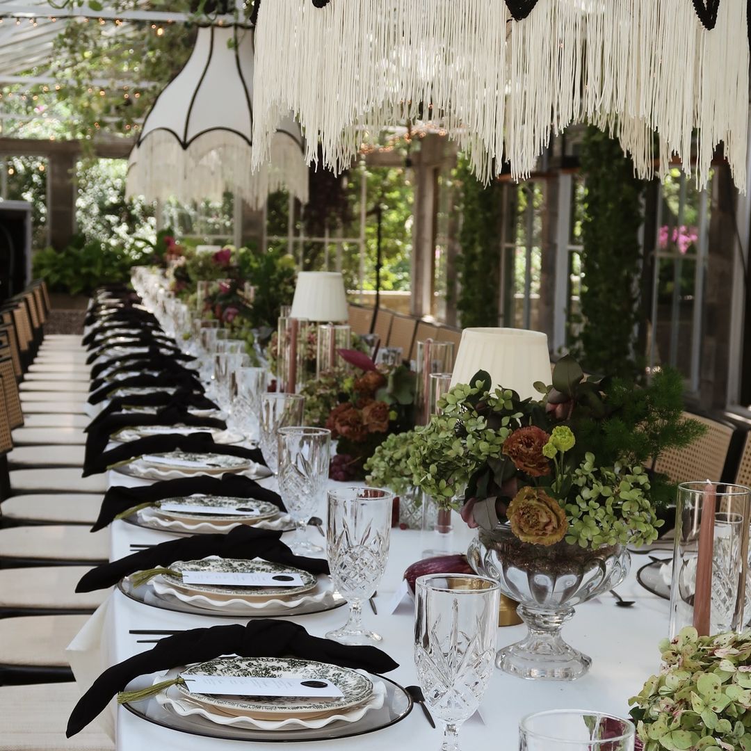 Sí, el negro también puede estar presente en la decoración de tu boda y que el resultado sea espectacular