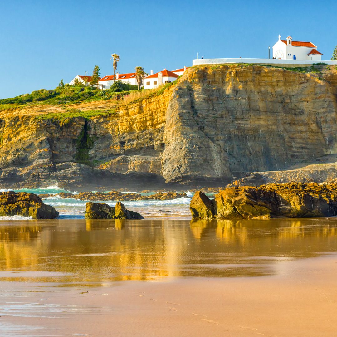 11 pueblos costeros de Portugal que aún conservan su esencia marinera y donde el Atlántico te deja sin palabras