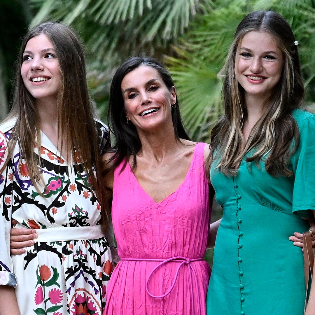 Doña Letizia, la reina que más defiende a las mujeres y ha convertido a sus hijas en jóvenes feministas
