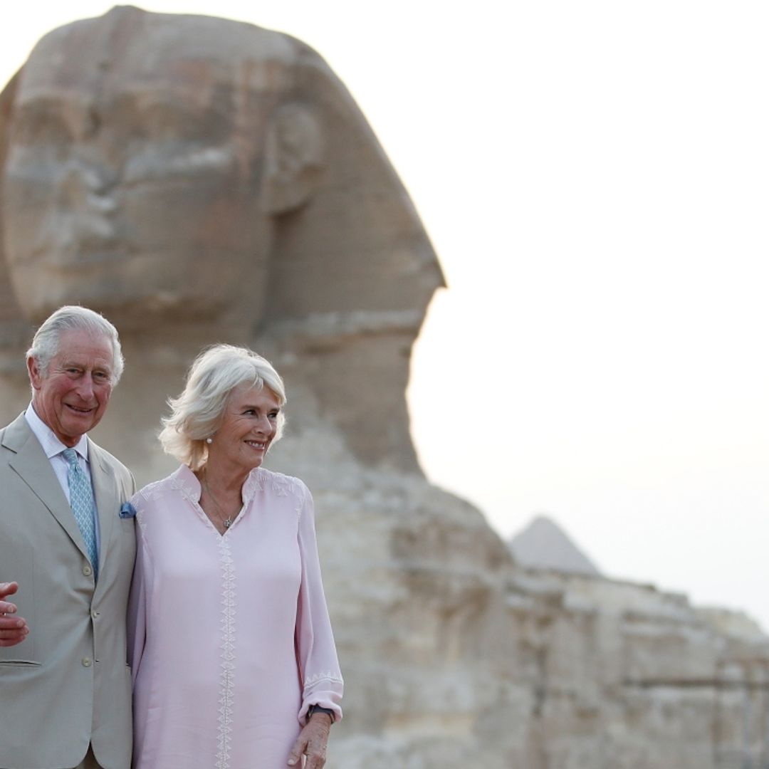 Carlos Inglaterra y Camila de Cornualles entre pirámides y esfinges en Egipto durante su gira por Oriente Medio