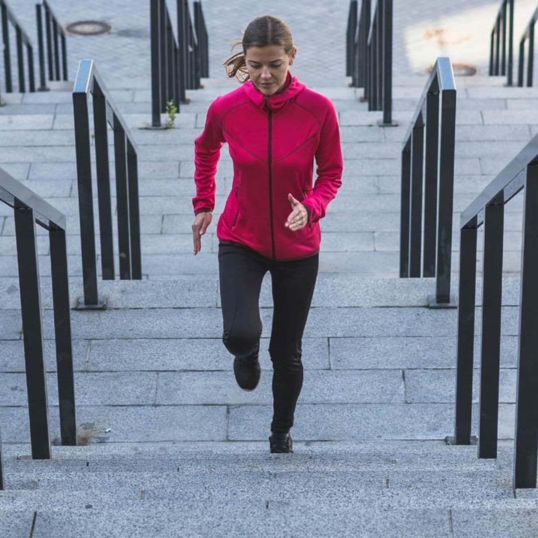 ¿Tienes unas escaleras cerca? Aprovéchalas para hacer estos ejercicios