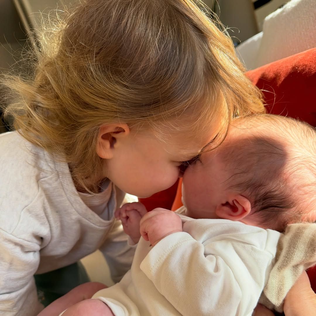 Isabelle Junot derrite las redes con estas fotos de sus hijas en su última escapada rural de ensueño: "Me mudaría aquí para siempre"