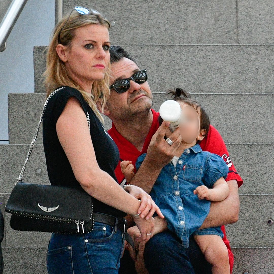 (Foto de ARCHIVO) Iñaki López y Andrea Ropero con su hija Jara en la estación de tren, a 30 de junio de 2024, en Madrid (España)  Óscar Ortiz / Europa Press 01/7/2024