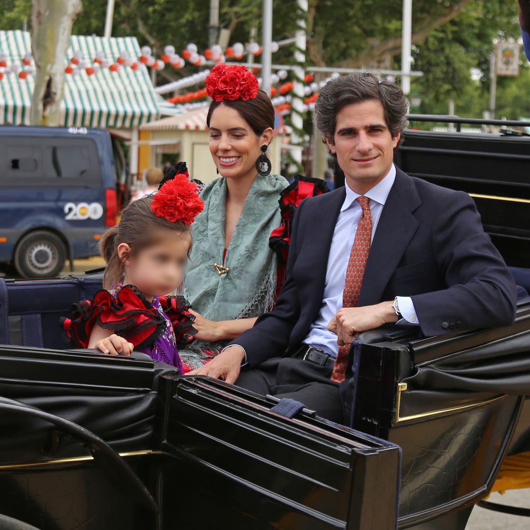 Sofía, la hija de los duques de Huéscar, debuta en la Feria de Abril junto a su hermana y su abuelo