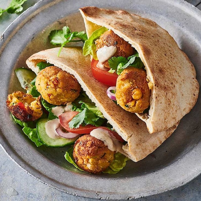 pita rellena de falafel sensalada y salsa tahini
