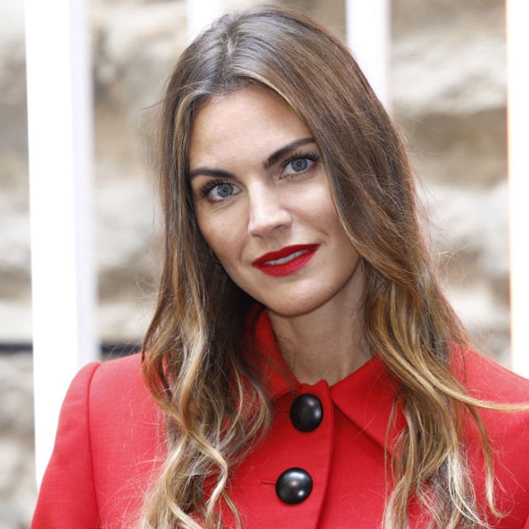 Amaia Salamanca versiona el dos piezas más 'royal' y rescata las botas mosqueteras