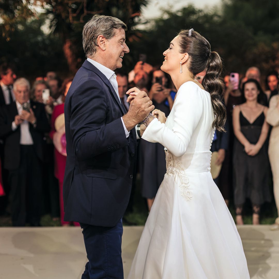 Cayetano Martínez de Irujo y Bárbara Mirjan, mostrándose de lo más felices y enamorados, durante su baile nupcial, ante la atenta mirada de sus familiares y amigos