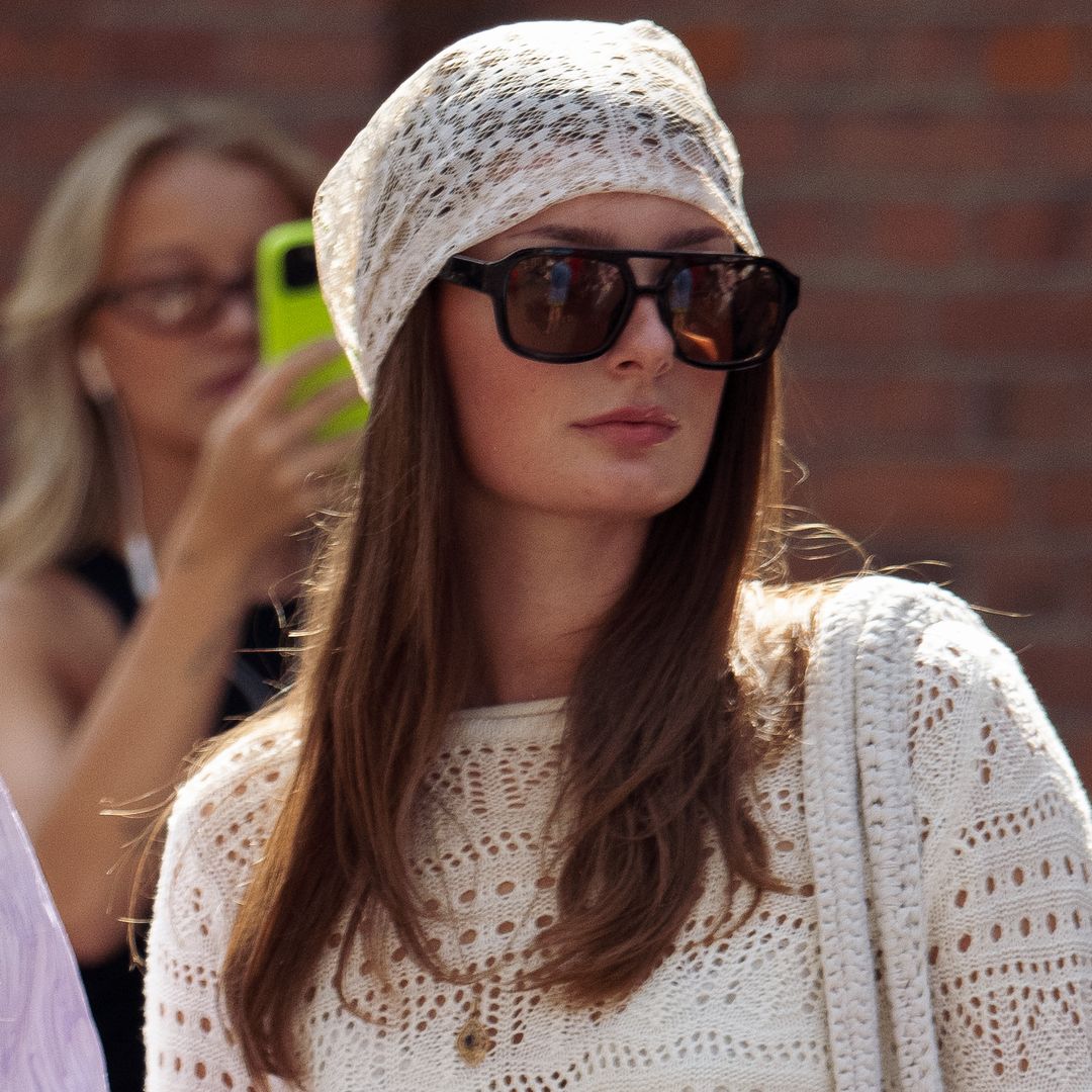 Dos chicas con pañuelo blanco en la cabeza y gafas de sol en la Semana de la Moda de Copenhague