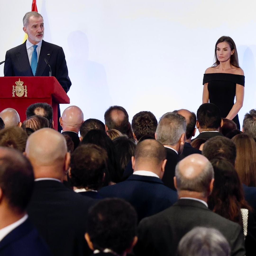 La reina Letizia se rinde a la elegancia de un vestido con escote Bardot para su primer acto en El Cairo