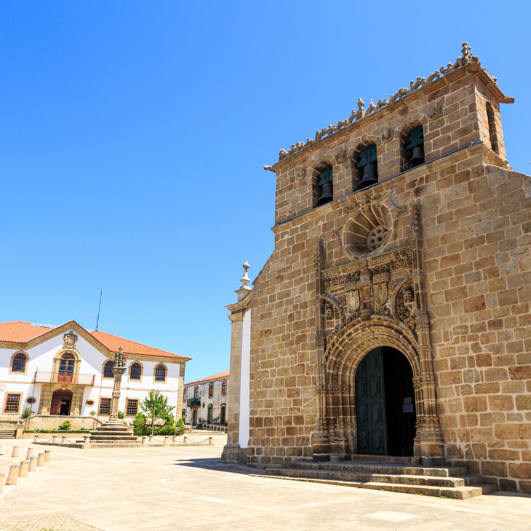 Plaza e iglesia de Vila Nova de Foz Côa, Portugal
