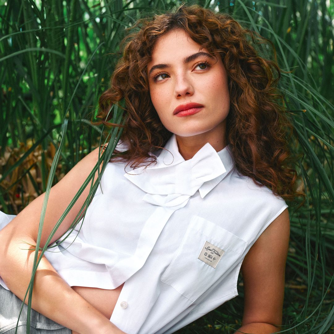 La actriz lleva camisa blanca de algodón, sin mangas, con cuello de nudo, y pantalón de 'jogging' gris de la colección 'Prefall' de Louis Vuitton
